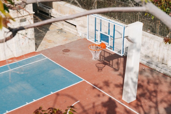 basketball court 4158462 1280 1 - Memahami Dimensi Lapangan Basket untuk Pemahaman Permainan