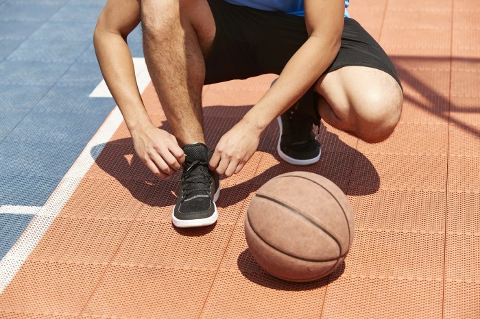 wearing basketball shoes on the court - Tips Menjaga Grip Sepatu Atlet di Lantai Parket Lapangan Basket